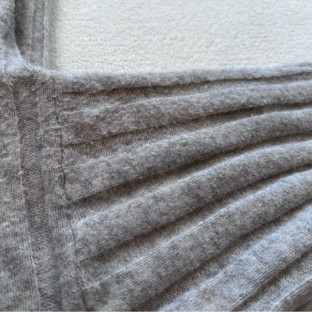 H&M Ribbed Crewneck Pullover Knit Sweater - Picture 4 of 6